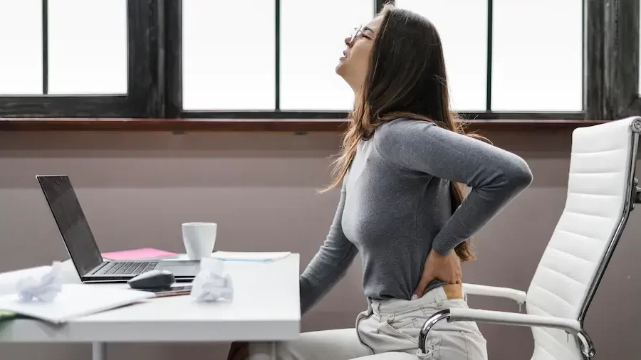 Грижа Шморля біль в спині дівчина