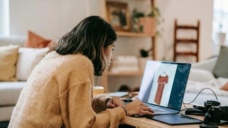 Людина з нахиленою головою дивиться в смартфон, демонструючи синдром комп'ютерної шиї