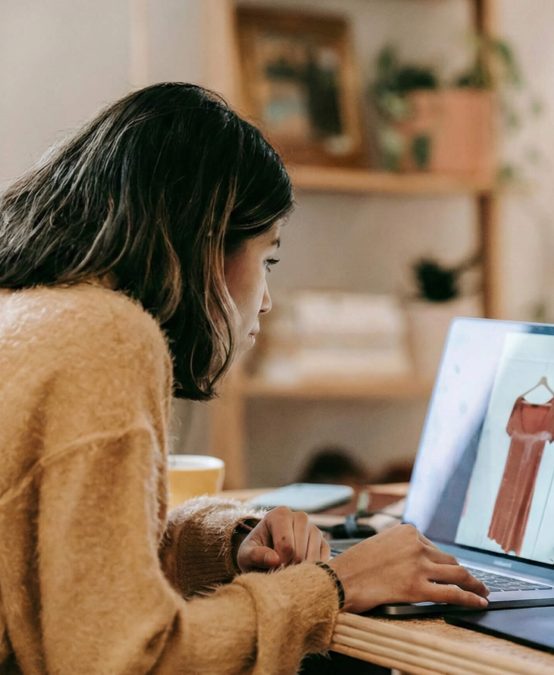 Людина з нахиленою головою дивиться в смартфон, демонструючи синдром комп'ютерної шиї