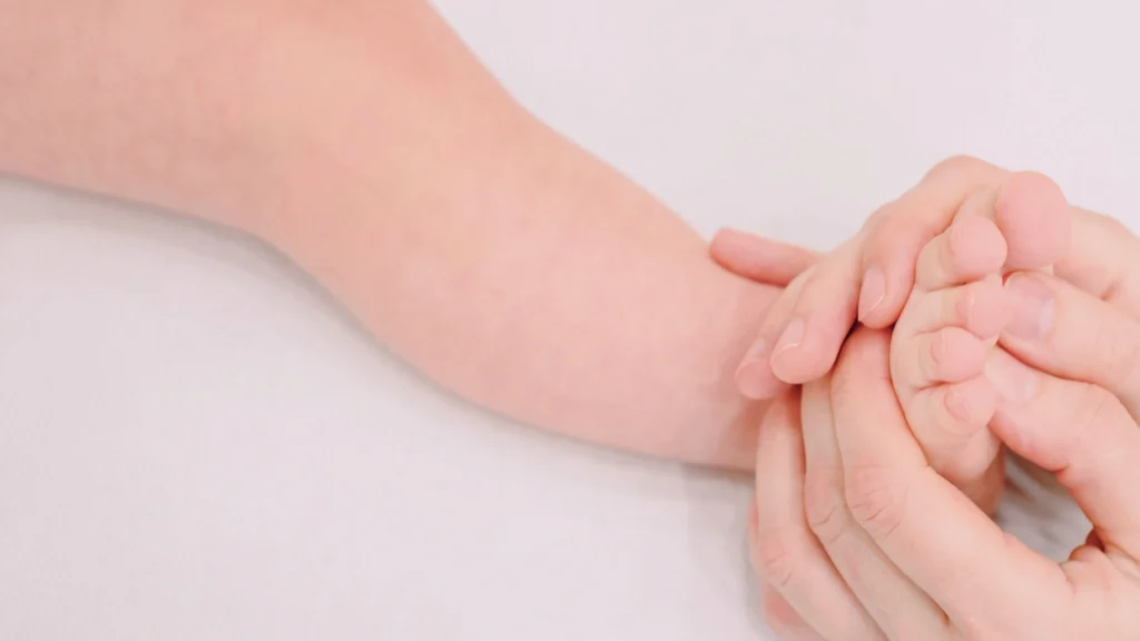 М'яка техніка остеопатичного масажу для дітей у Києві в центрі Harmony Life.