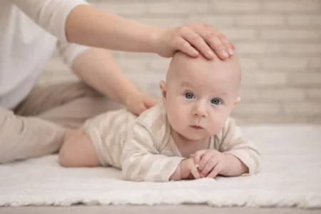 Остеопатична допомога новонародженому: м'яка корекція наслідків пологової травми лікарем-остеопатом.