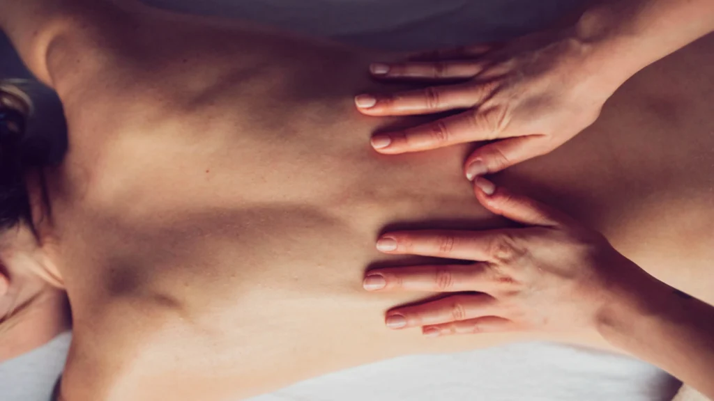 Професійний остеопатичний масаж у Києві для лікування болю в спині та шиї.