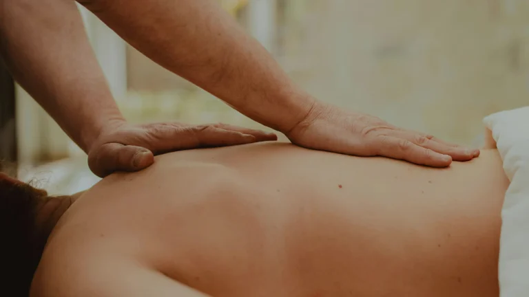 Професійний розслабляючий масаж спини для зняття м'язової напруги та втоми.